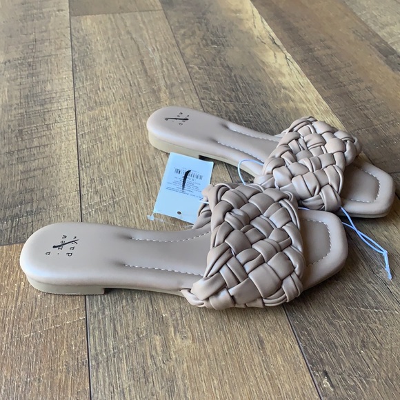 NWT Tan Braided Sandal - Picture 2 of 4